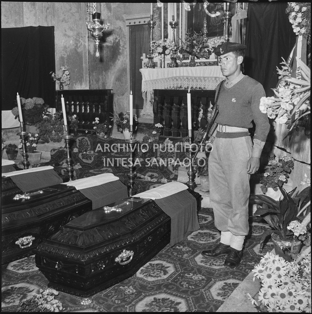 Un marinaio della Brigata San Marco di guardia alle bare dei cinque commilitoni nella chiesa della Madonna del Pezzo, vittime dello scoppio di un mortaio durante un'esercitazione nei pressi di Levico<br>222349