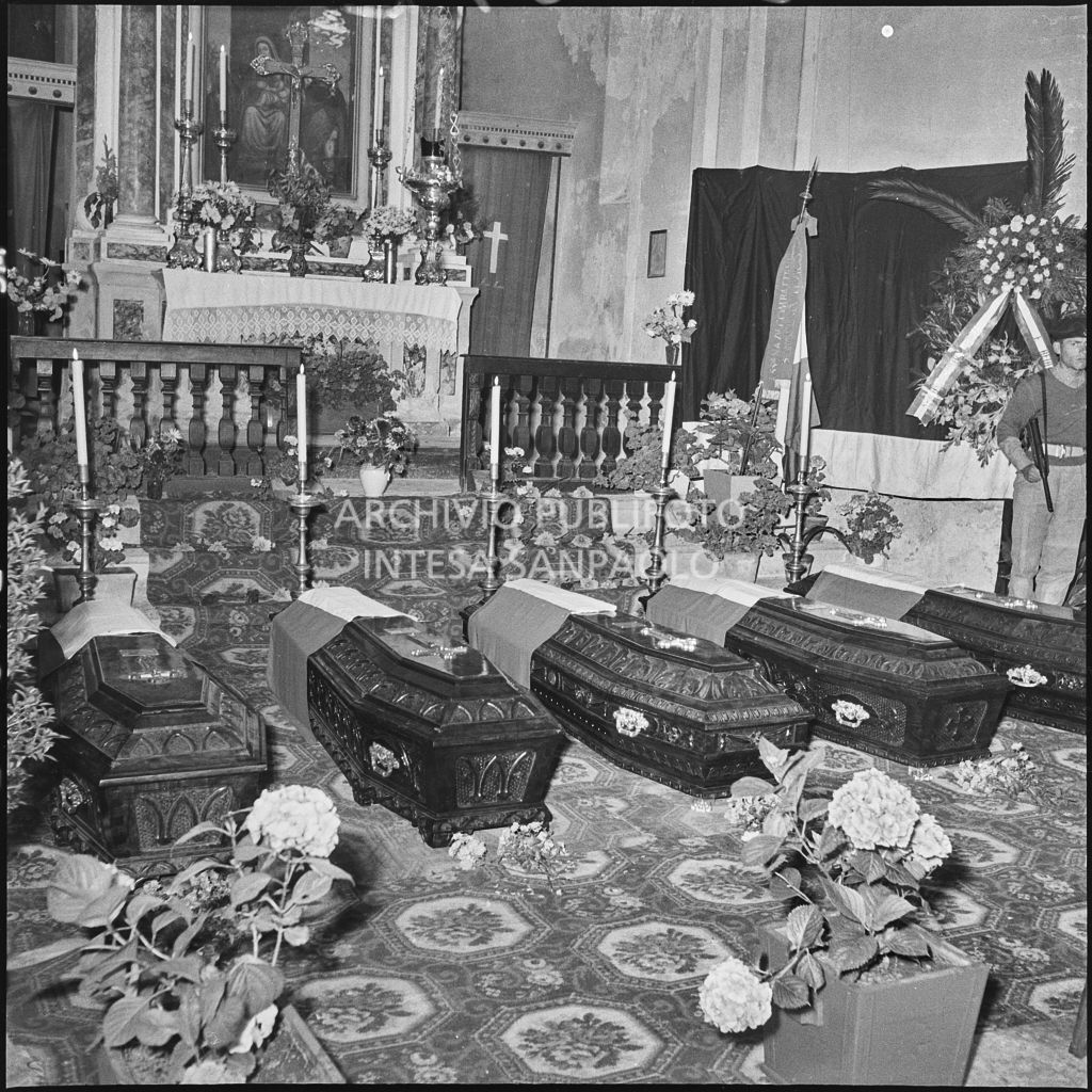 Le bare dei cinque marinai della Brigata San Marco nella chiesa della Madonna del Pezzo, vittime dello scoppio di un mortaio durante un'esercitazione nei pressi di Levico<br>222352