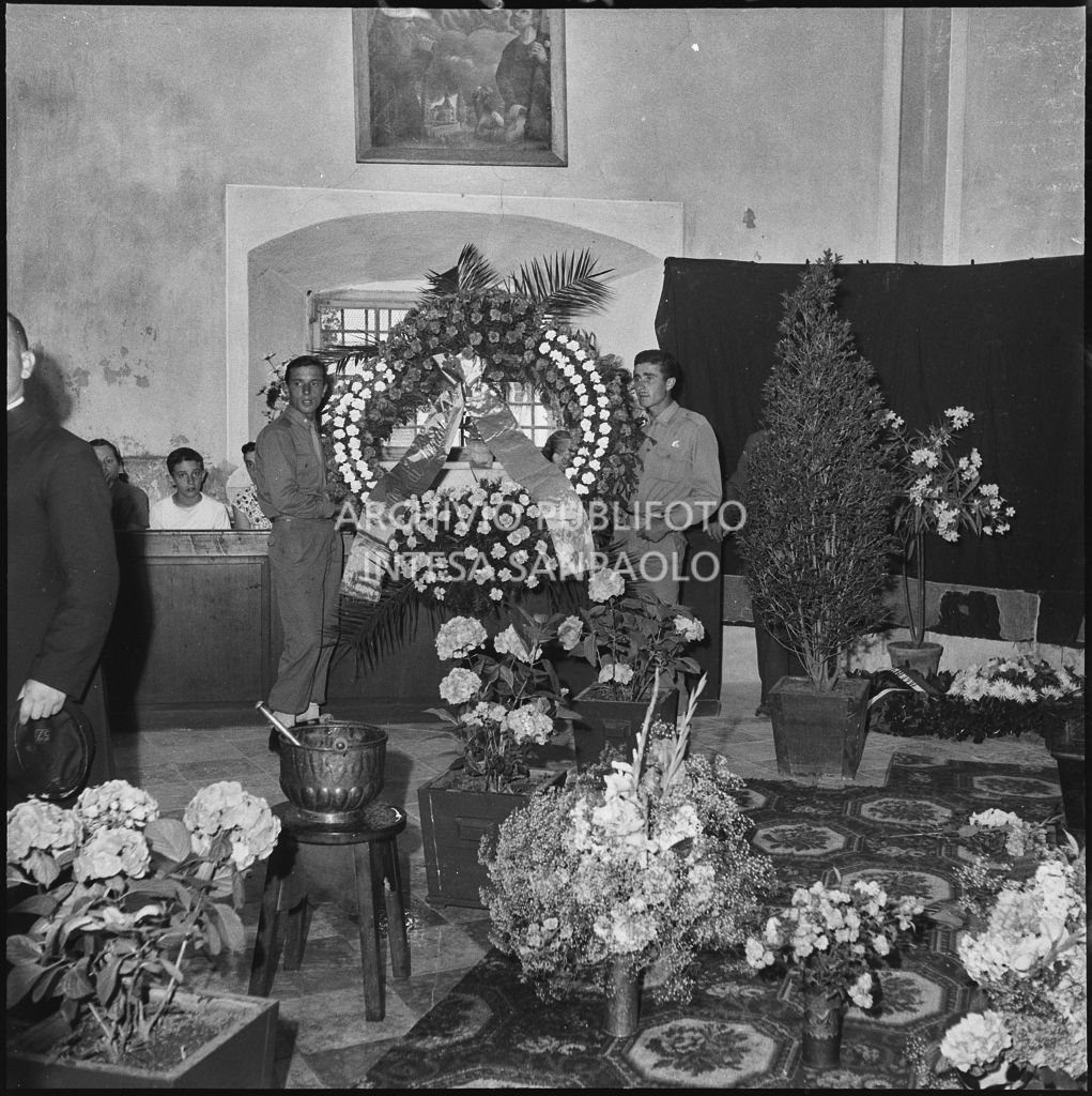 Due marinai della Brigata San Marco posizionano una ghirlanda di fiori vicino alle bare dei cinque commilitoni nella chiesa della Madonna del Pezzo, vittime dello scoppio di un mortaio durante un'esercitazione nei pressi di Levico<br>222353