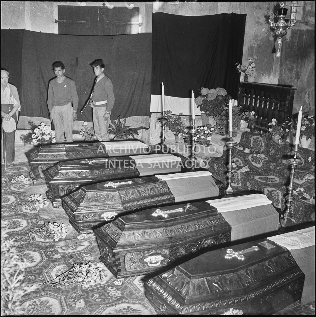 Le bare dei cinque marinai della Brigata San Marco nella chiesa della Madonna del Pezzo, vittime dello scoppio di un mortaio durante un'esercitazione nei pressi di Levico<br>222355