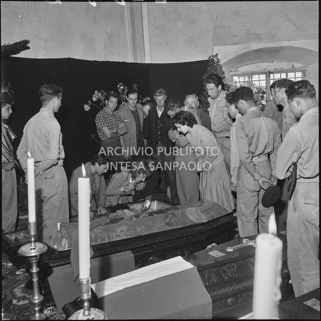 Una donna piange sulla bara di uno dei cinque marinai della Brigata San Marco nella chiesa della Madonna del Pezzo, vittima dello scoppio di un mortaio durante un'esercitazione nei pressi di Levico<br>222356