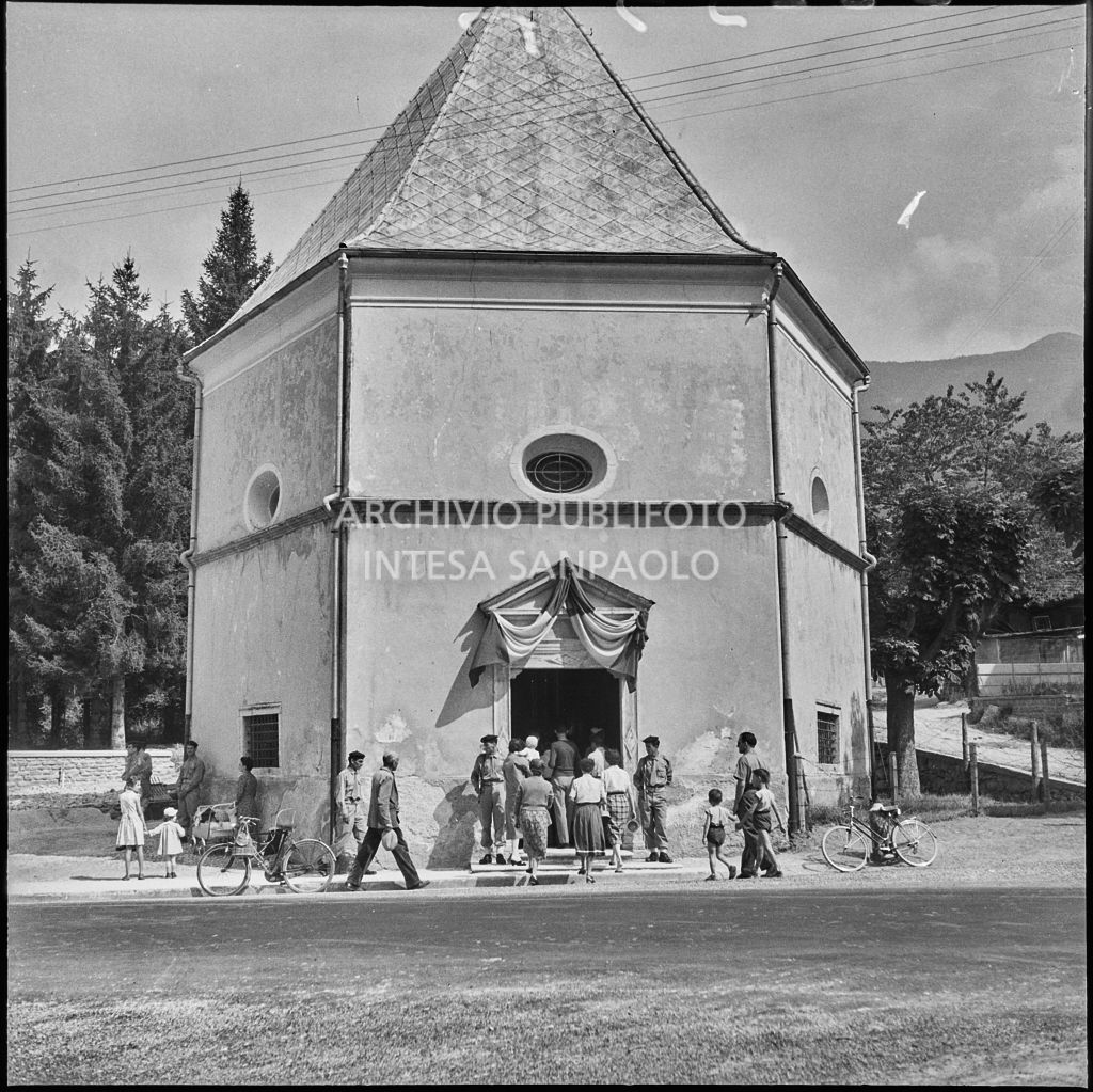 Militari e civili davanti alla chiesa della Madonna del Pezzo, in visita ai cinque marinai della Brigata San Marco vittime dello scoppio di un mortaio durante un'esercitazione nei pressi di Levico<br>222357