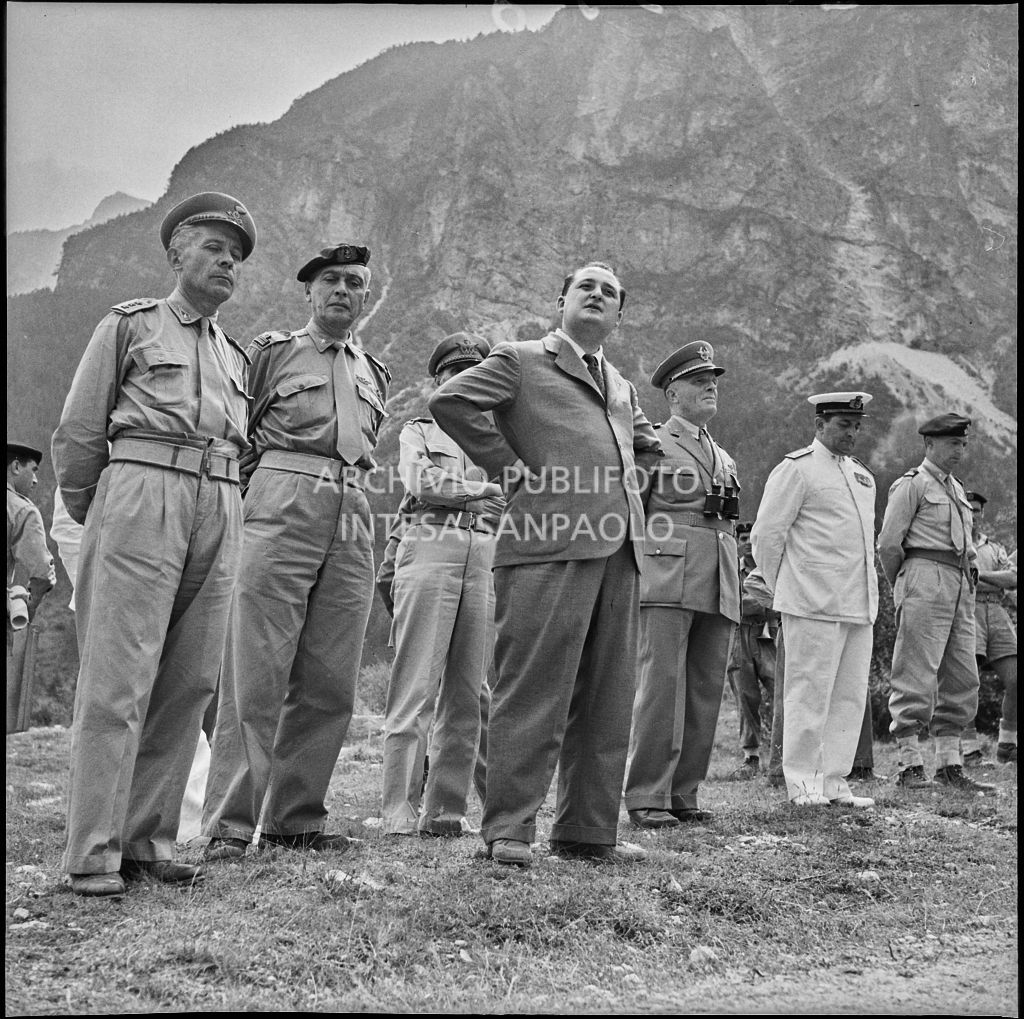 Il sottosegretario alla Difesa Fiorentino Sullo (al centro) sul luogo dello scoppio del mortaio che ha ucciso cinque marinai della Brigata San Marco<br>222358