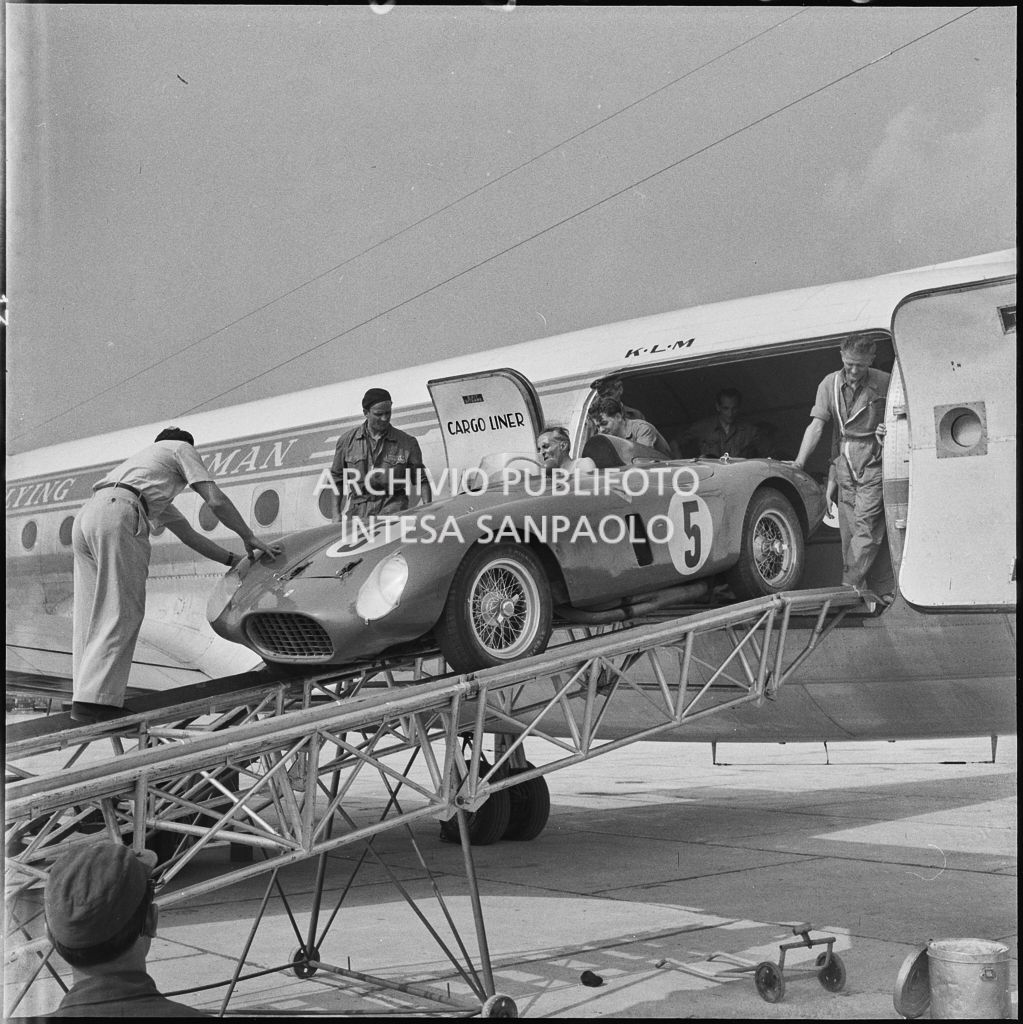 Un'automobile Ferrari n. 5, in arrivo da Lisbona, viene scaricata da un aereo della KLM all'aeroporto di Malpensa<br>222359