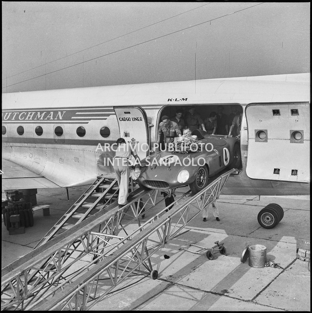 L'automobile Ferrari n. 4, in arrivo da Lisbona, viene scaricata da un aereo della KLM all'aeroporto di Malpensa<br>222360