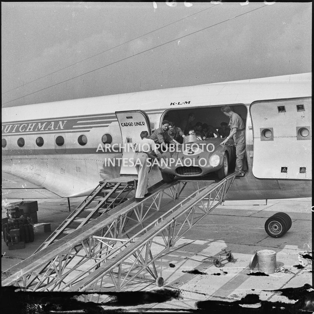 Un'automobile Ferrari n. 5, in arrivo da Lisbona, viene scaricata da un aereo della KLM all'aeroporto di Malpensa<br>222361