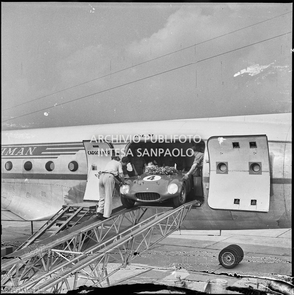 Un'automobile Ferrari n. 4, in arrivo da Lisbona, viene scaricata da un aereo della KLM all'aeroporto di Malpensa<br>222362