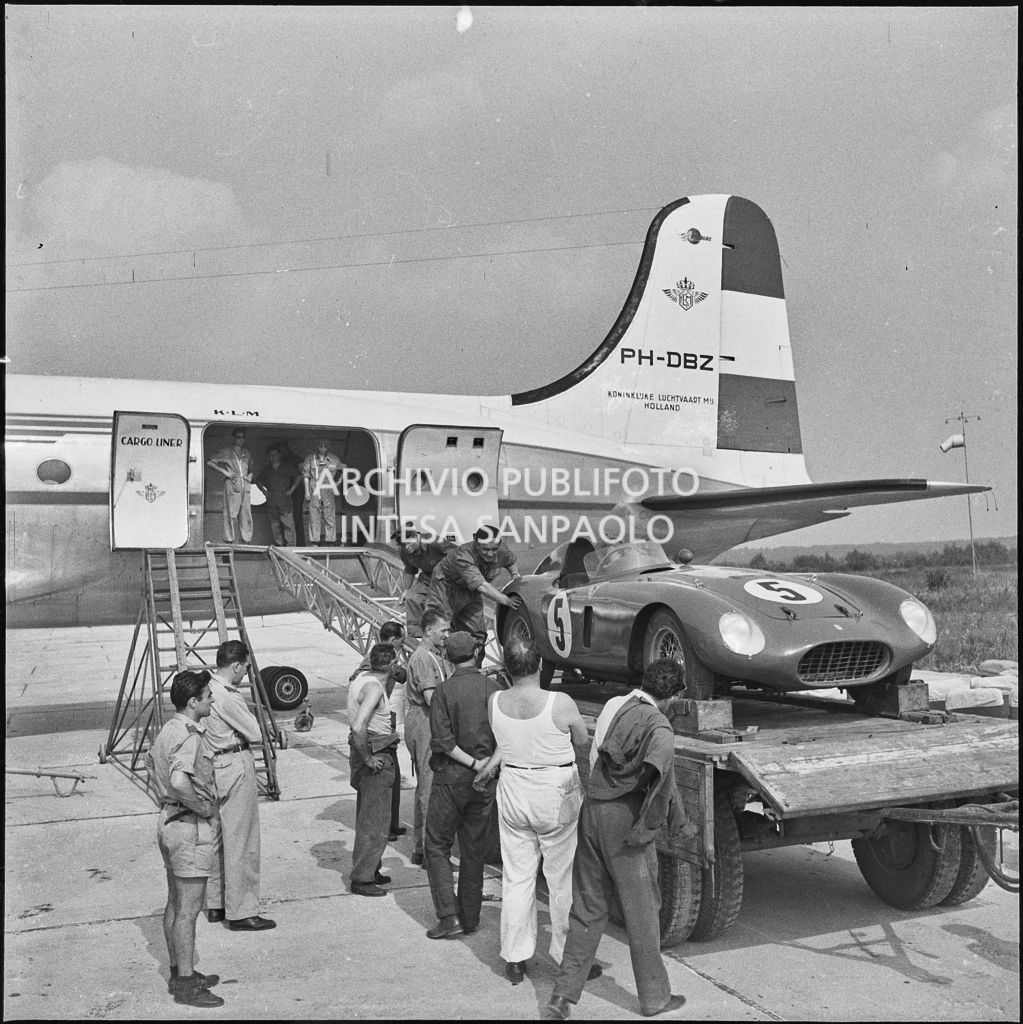 Un'automobile Ferrari n. 5, in arrivo da Lisbona, viene scaricata da un aereo della KLM all'aeroporto di Malpensa<br>222364