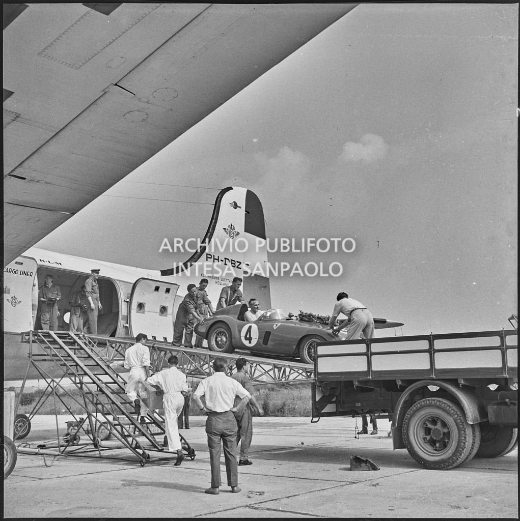 Un'automobile Ferrari n. 4, in arrivo da Lisbona, viene scaricata da un aereo della KLM all'aeroporto di Malpesa<br>222366