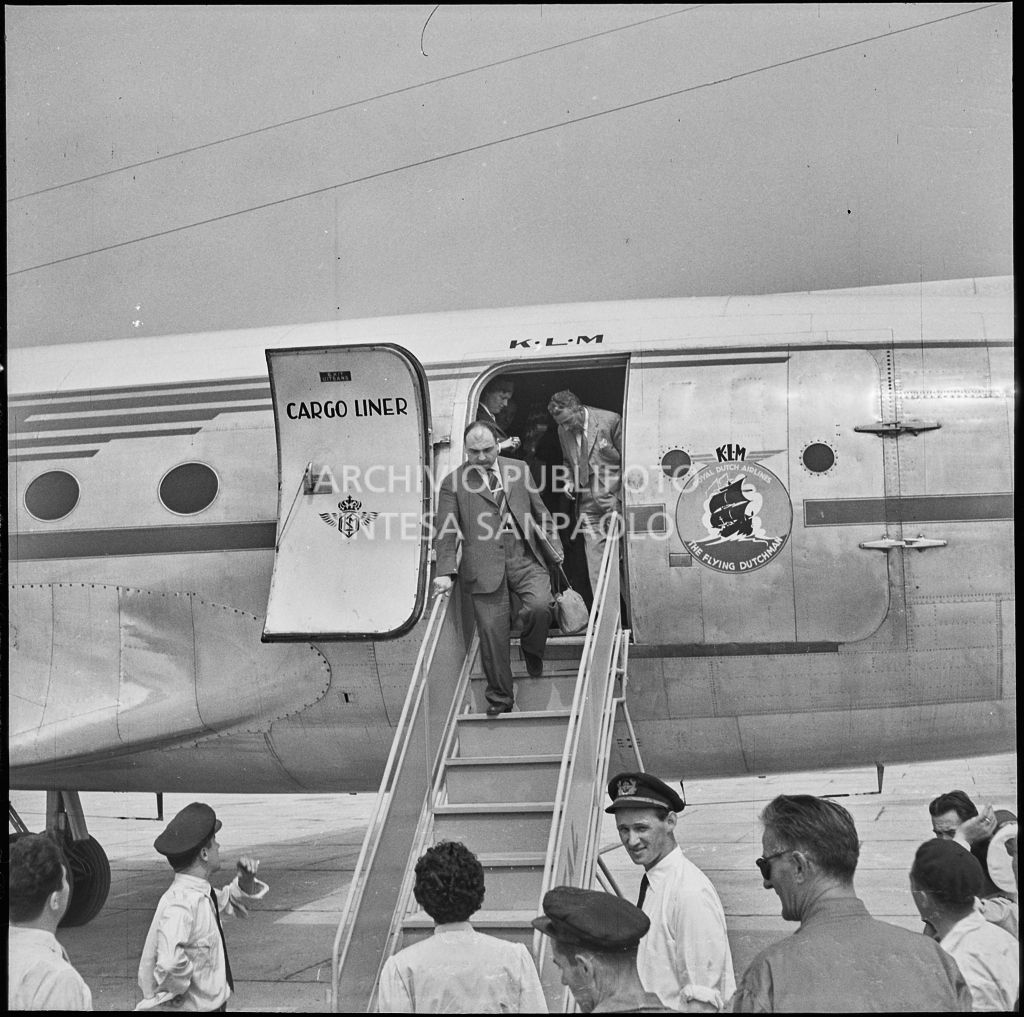 Il pilota José Froilán González, in arrivo da Lisbona, scende da un aereo della KLM all'aeroporto di Malpensa<br>222368
