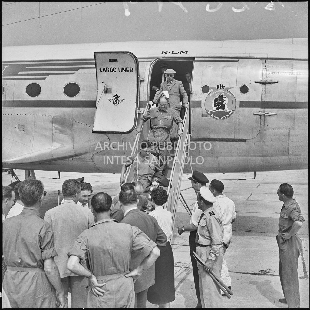 Il team della scuderia Ferrari, in arrivo da Lisbona, scende da un aereo della KLM all'aeroporto di Malpensa<br>222374