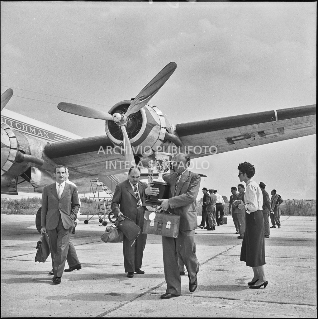 Il pilota José Froilán González (secondo da destra), sotto il motore di un aereo della KLM, sulla piata d'atterraggio dell'aeroporto di Malpensa<br>222381