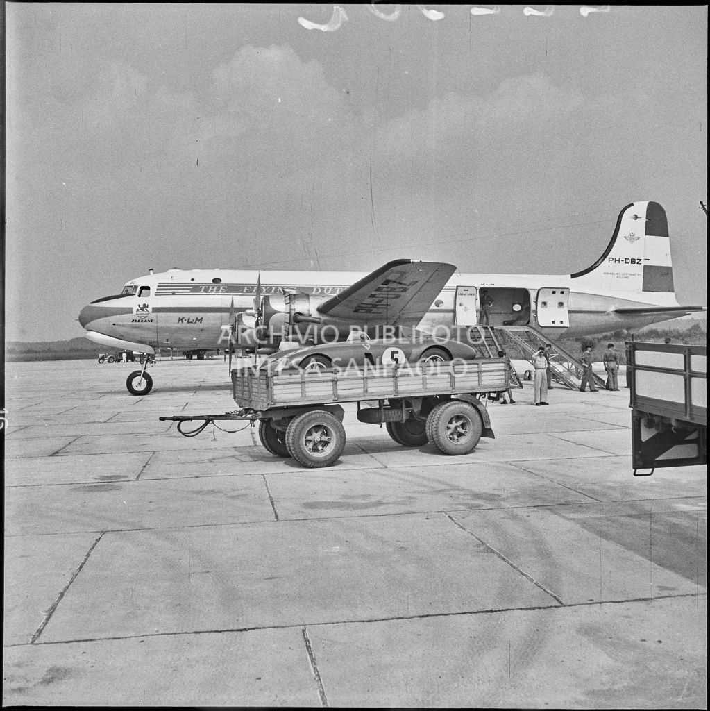 Un'automobile Ferrari n. 5, in arrivo da Lisbona, appena scaricata da un aereo della KLM all'aeroporto di Malpensa<br>222382