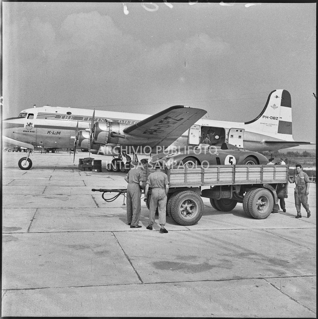 Un'automobile Ferrari n. 5, in arrivo da Lisbona, appena scaricata da un aereo della KLM all'aeroporto di Malpensa<br>222384