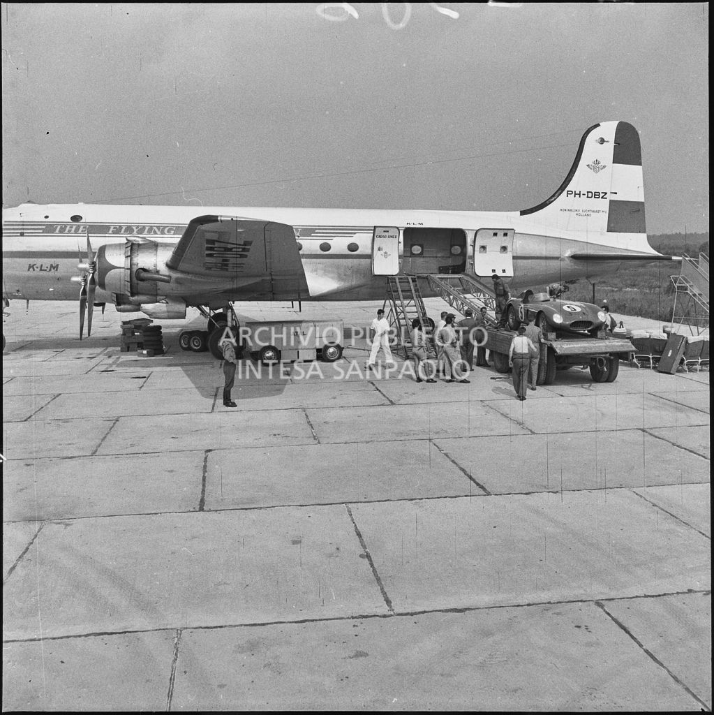 Un'automobile Ferrari n. 5, in arrivo da Lisbona, viene scaricata da un aereo della KLM all'aeroporto di Malpensa<br>222386