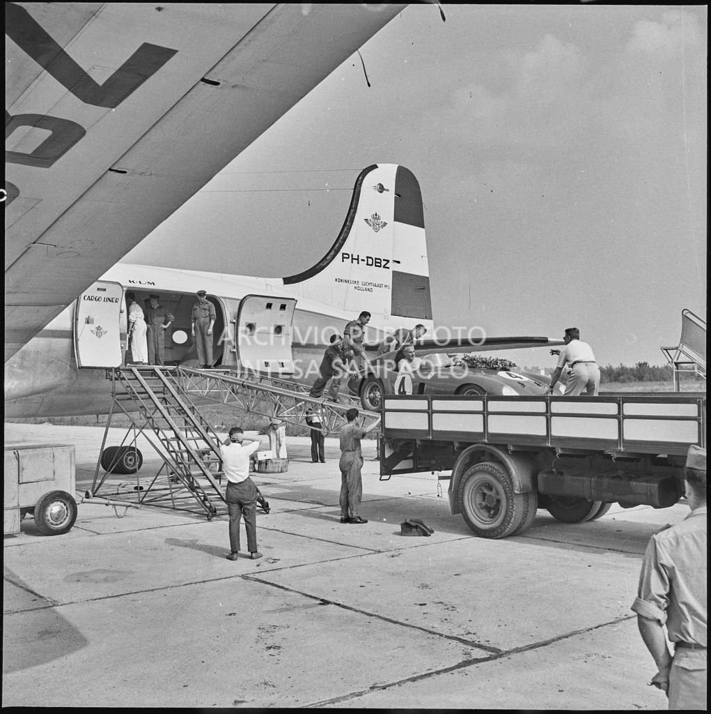 Un'automobile Ferrari n. 4, in arrivo da Lisbona, viene scaricata da un aereo della KLM all'aeroporto di Malpensa<br>222387