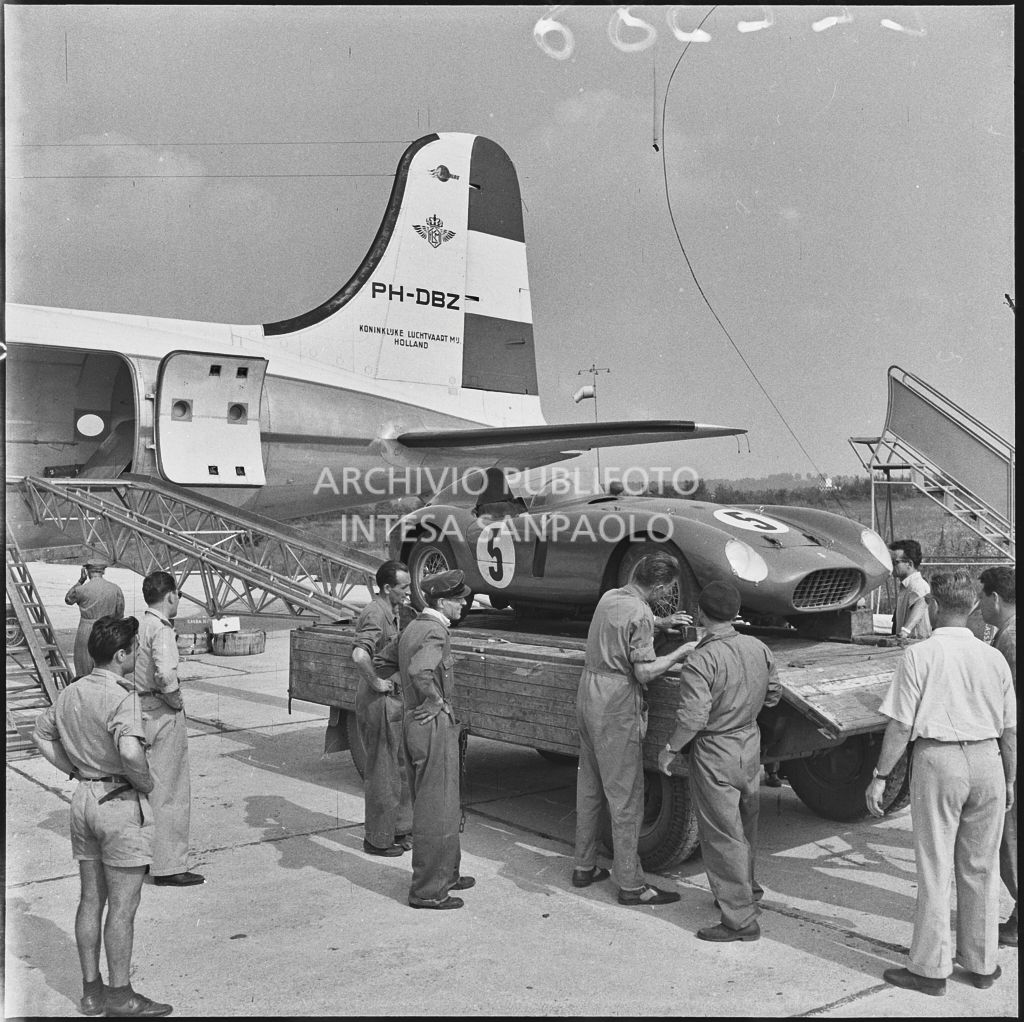 Un'automobile Ferrari n. 5, in arrivo da Lisbona, viene scaricata da un aereo della KLM all'aeroporto di Malpensa<br>222388