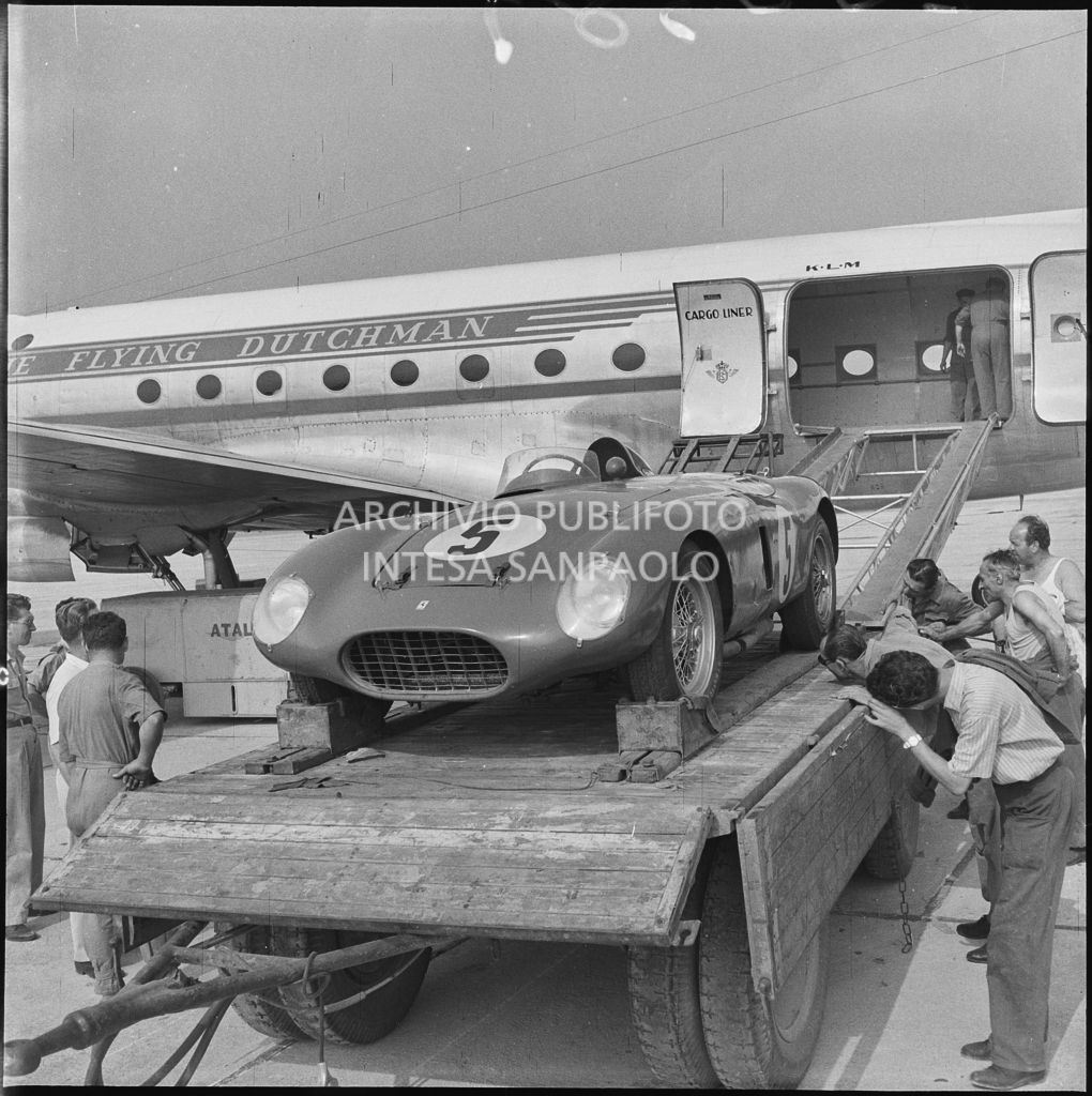 Un'automobile Ferrari n. 5, in arrivo da Lisbona, viene scaricata da un aereo della KLM all'aeroporto di Malpensa<br>222389
