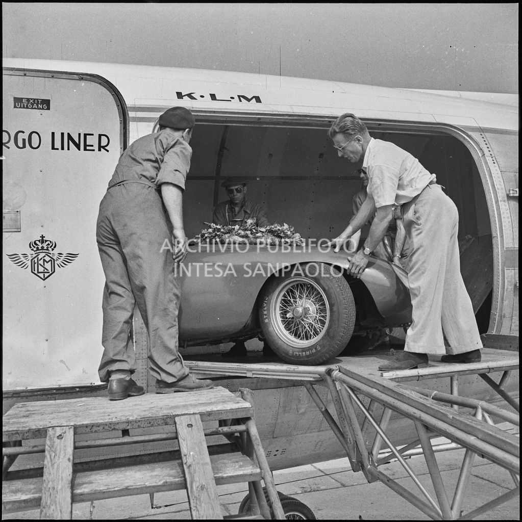 Un'automobile Ferrari n. 4, in arrivo da Lisbona, viene scaricata da un aereo della KLM all'aeroporto di Malpensa<br>222390