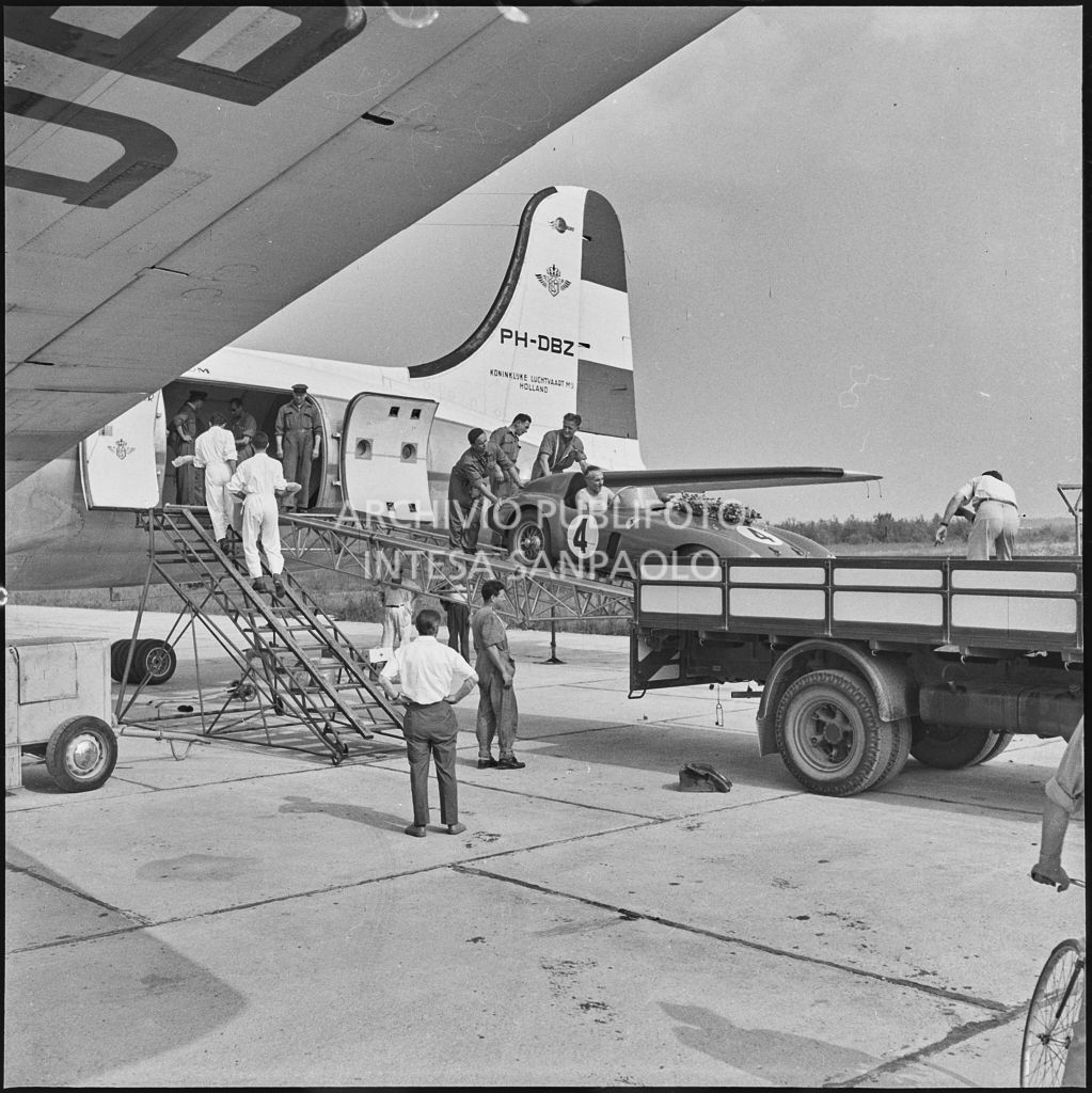 Un'automobile Ferrari n. 4, in arrivo da Lisbona, viene scaricata da un aereo della KLM all'aeroporto di Malpensa<br>222391