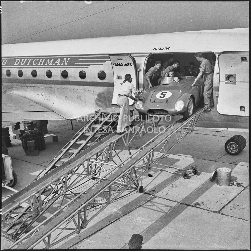 Un'automobile Ferrari n. 5, in arrivo da Lisbona, viene scaricata da un aereo della KLM all'aeroporto di Malpensa<br>222392