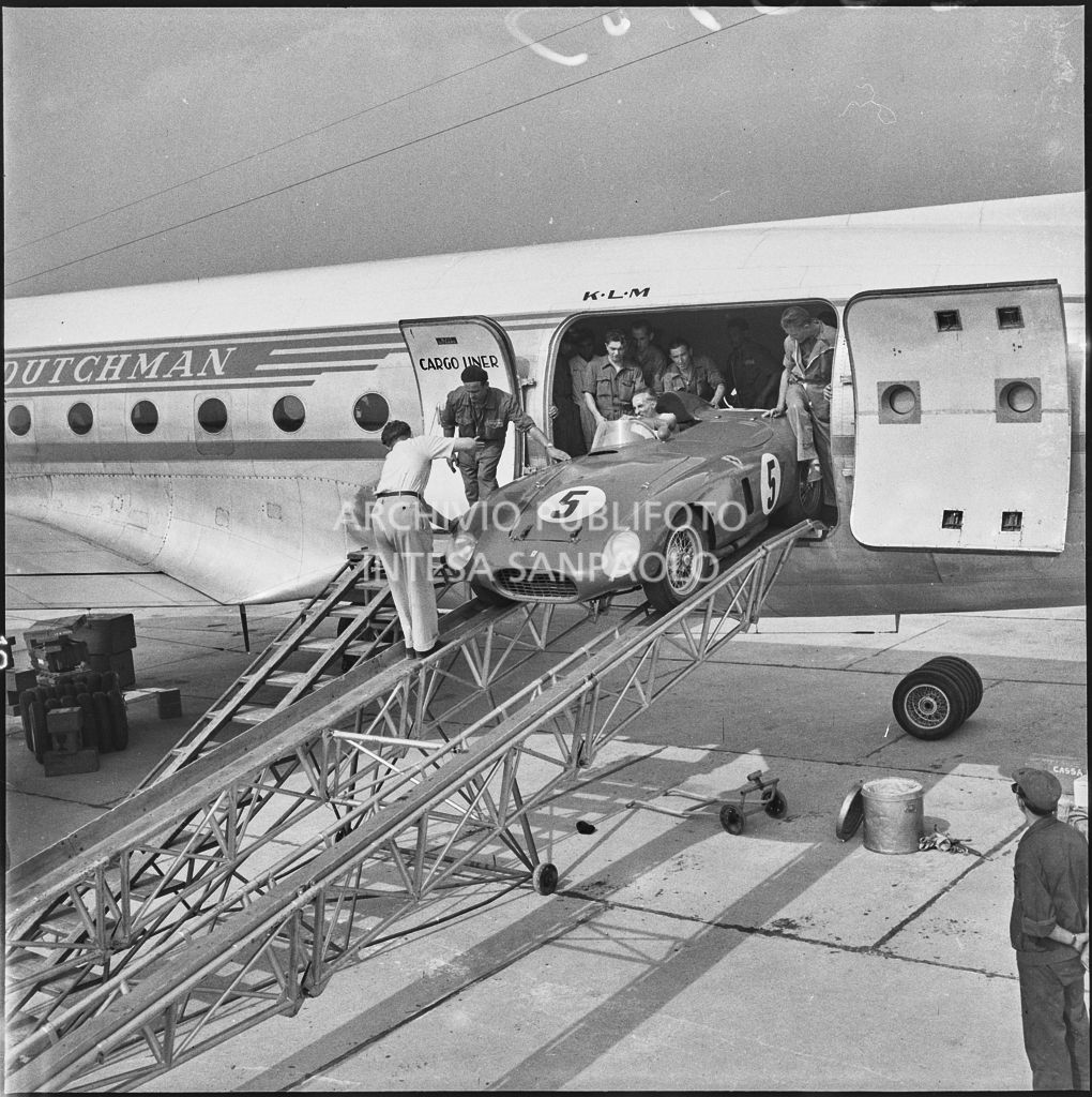 Un'automobile Ferrari n. 5, in arrivo da Lisbona, viene scaricata da un aereo della KLM all'aeroporto di Malpensa<br>222393