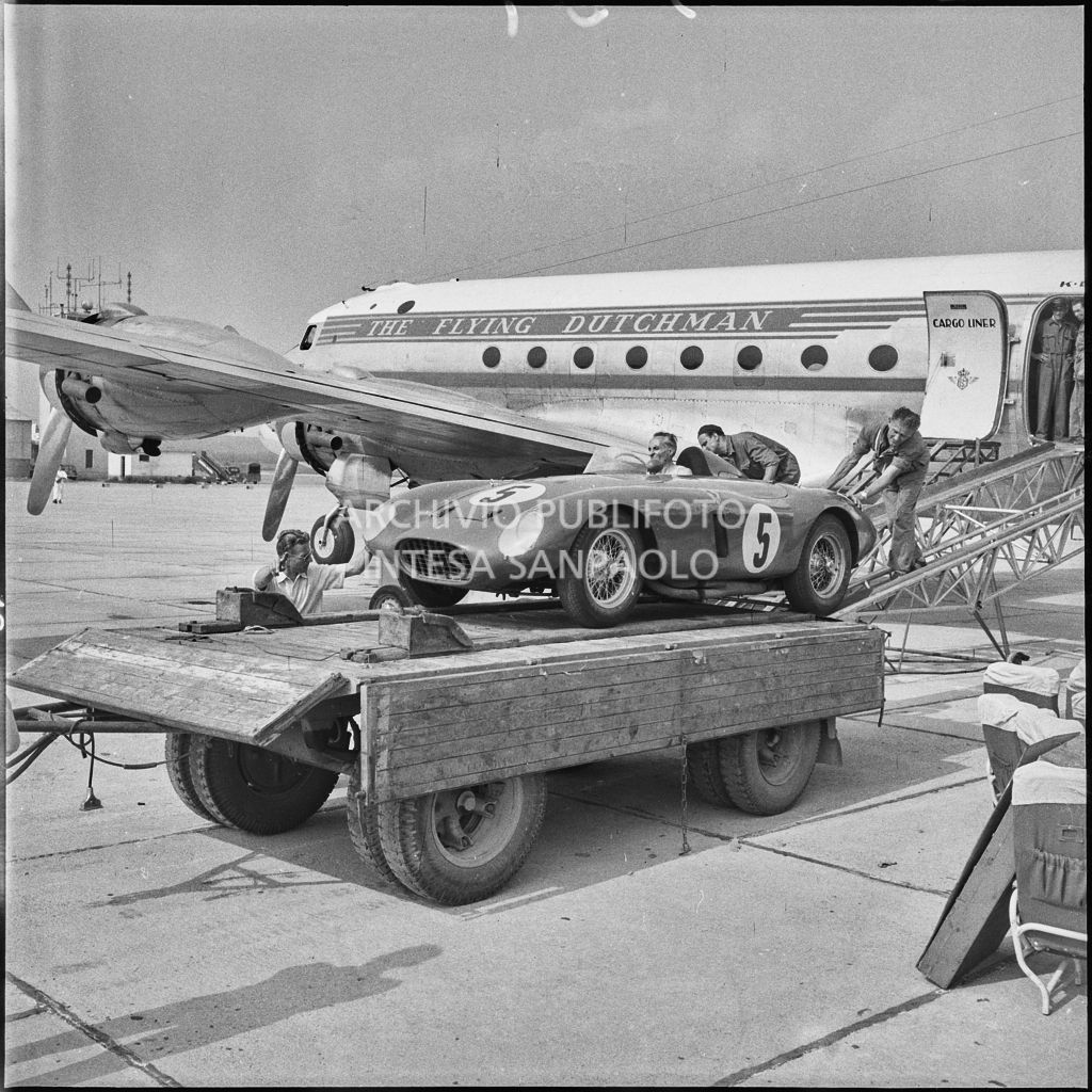 Un'automobile Ferrari n. 5, in arrivo da Lisbona, viene scaricata da un aereo della KLM all'aeroporto di Malpensa<br>222394