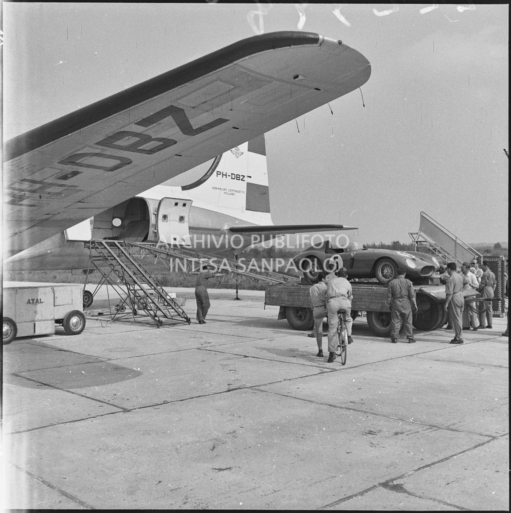 Un'automobile Ferrari n. 5, in arrivo da Lisbona, viene scaricata da un aereo della KLM all'aeroporto di Malpensa<br>222395