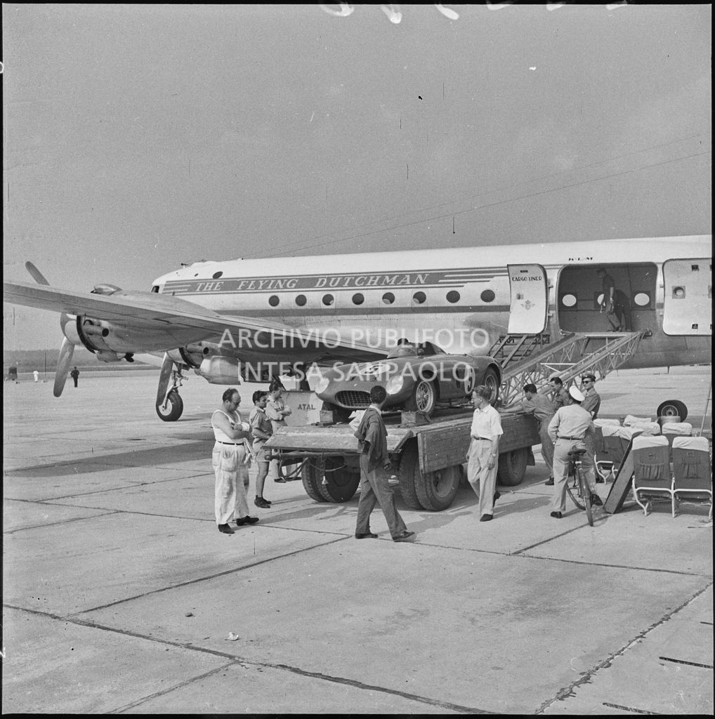 Un'automobile Ferrari n. 5, in arrivo da Lisbona, viene scaricata da un aereo della KLM all'aeroporto di Malpensa<br>222396