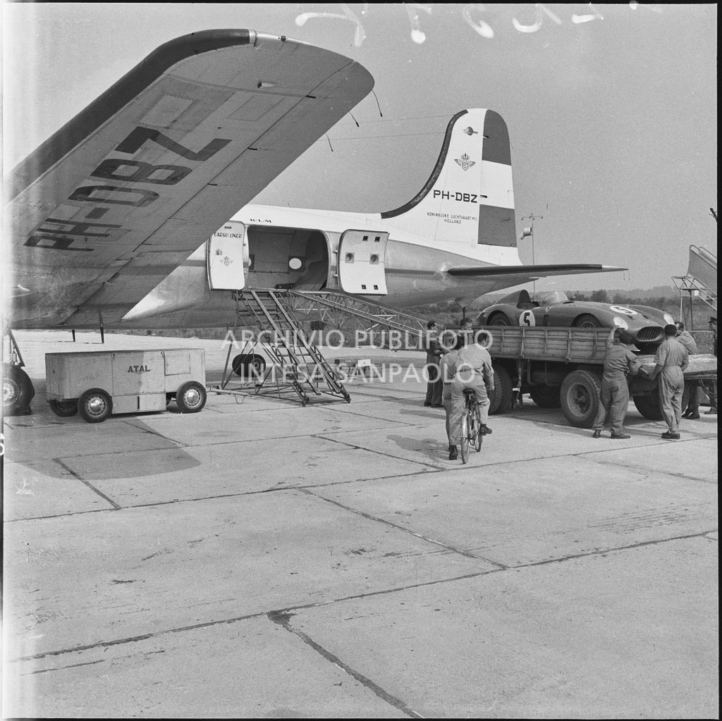Un'automobile Ferrari n. 5, in arrivo da Lisbona, viene scaricata da un aereo della KLM all'aeroporto di Malpensa<br>222397