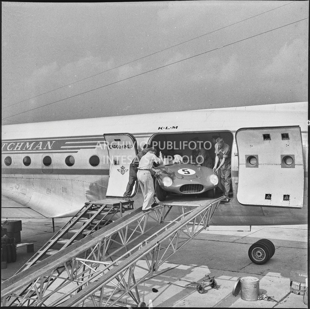 Un'automobile Ferrari n. 5, in arrivo da Lisbona, viene scaricata da un aereo della KLM all'aeroporto di Malpensa<br>222398