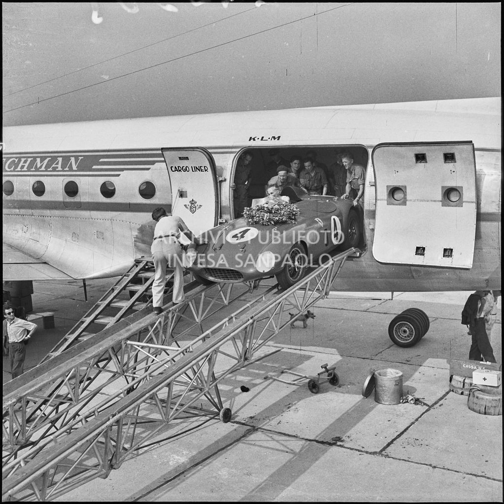 Un'automobile Ferrari n. 5, in arrivo da Lisbona, viene scaricata da un aereo della KLM all'aeroporto di Malpensa<br>222399