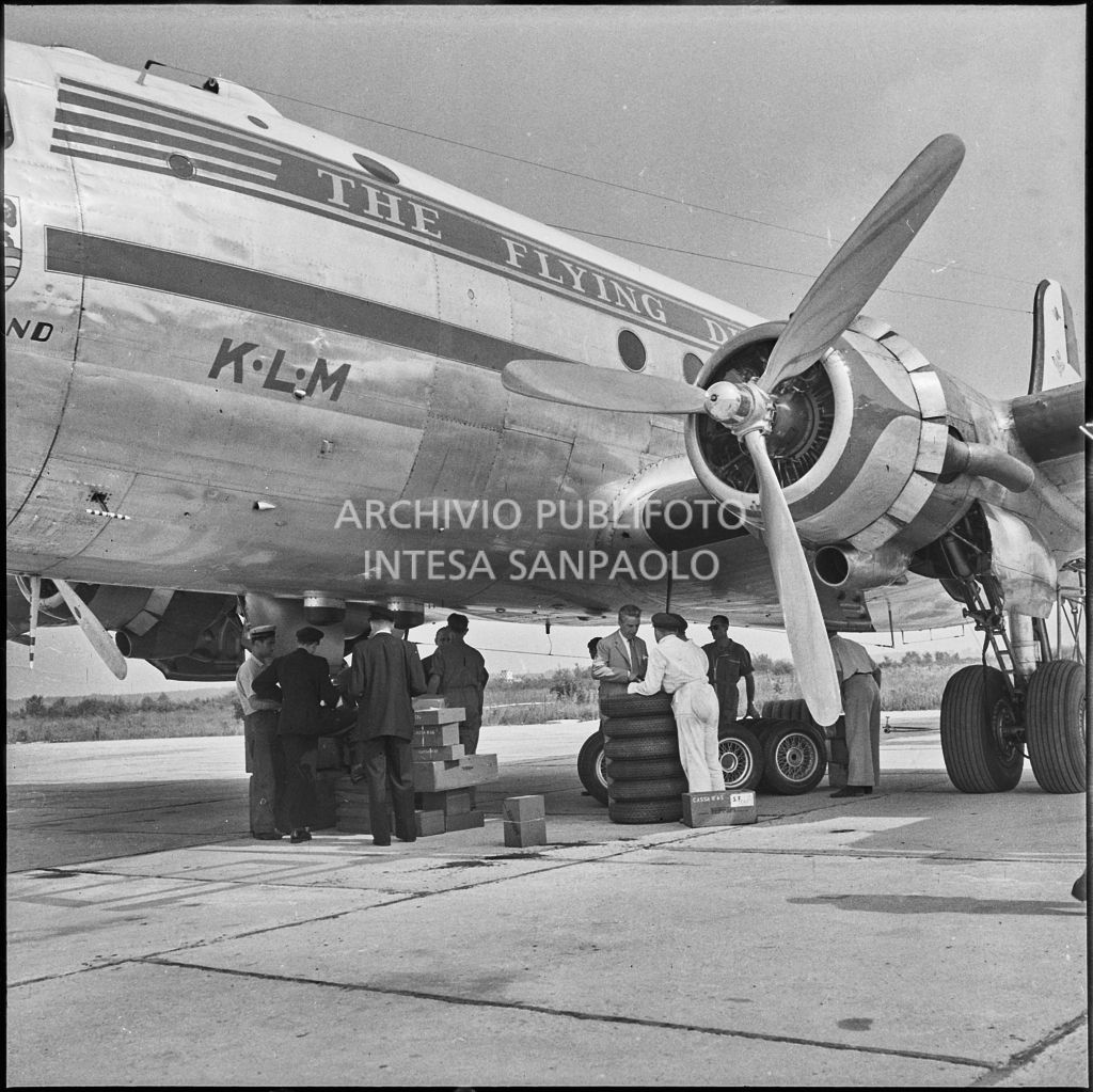 Arrivo di automobili Ferrari e del pilota José Froilán González da Lisbona all'aeroporto di Malpensa a bordo dei un aereo della KLM<br>222400