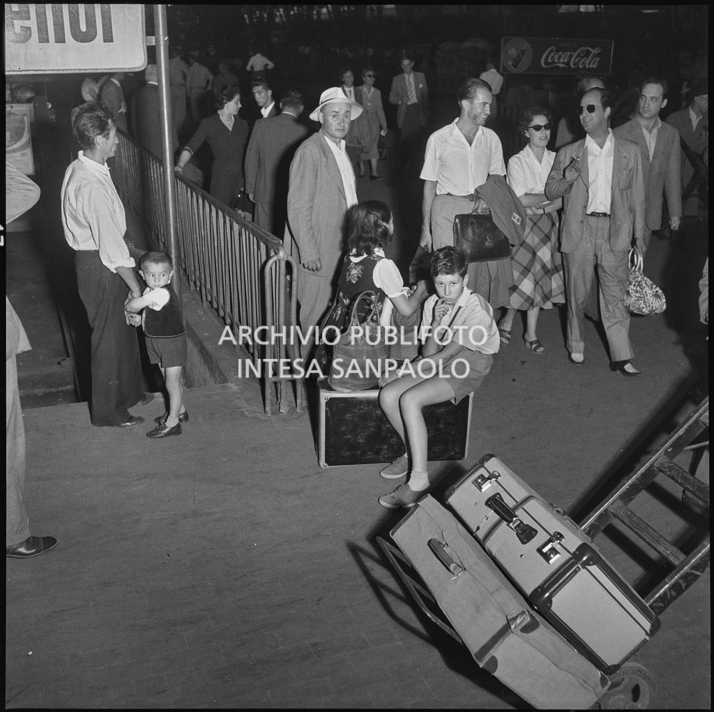 Adulti e bambini in attesa del treno per le vacanze estive alla stazione Centrale di Milano<br>222848
