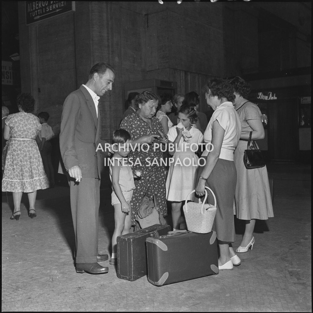 Una famiglia alla stazione Centrale di Milano in partenza per le vacanze estive<br>222849