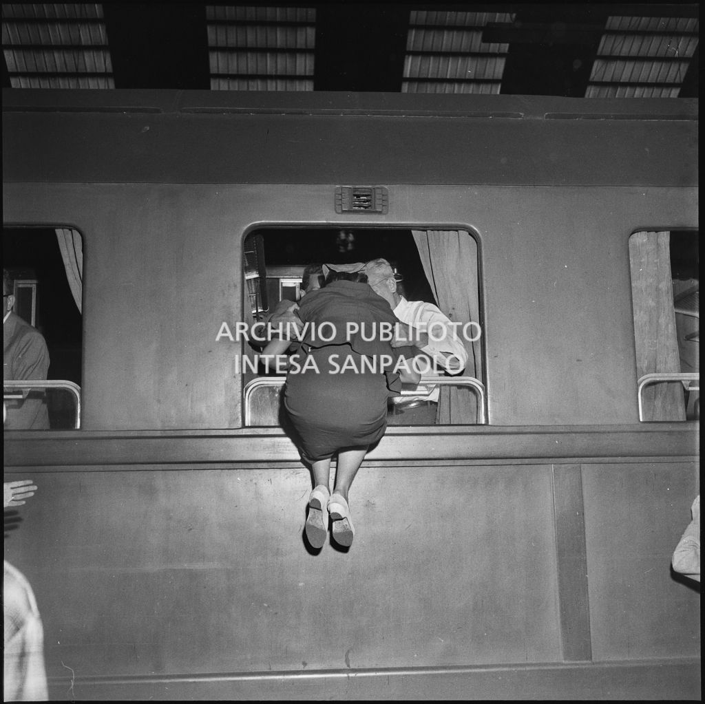 Una donna entra dal finestrino di un treno in partenza dalla stazione Centrale di Milano<br>222850