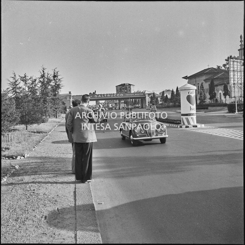 Due uomini fanno l'autostop su una strada di Milano<br>222851