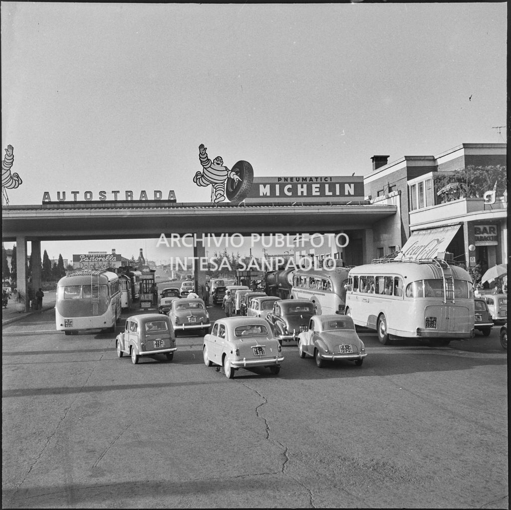 Fila di pullman ed automobili ad un casello autostradale nel periodo delle vacanze estive<br>222852