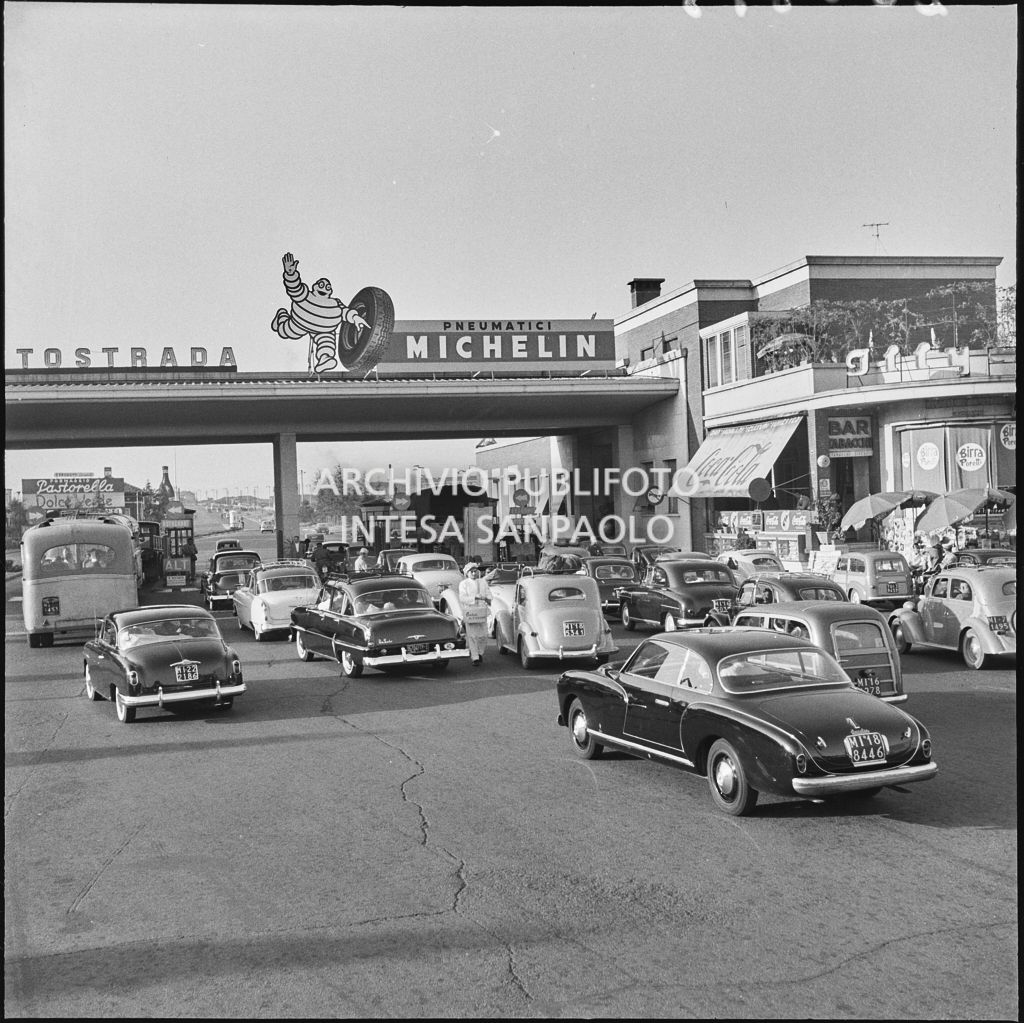 Fila di pullman ed automobili ad un casello autostradale nel periodo delle vacanze estive<br>222853