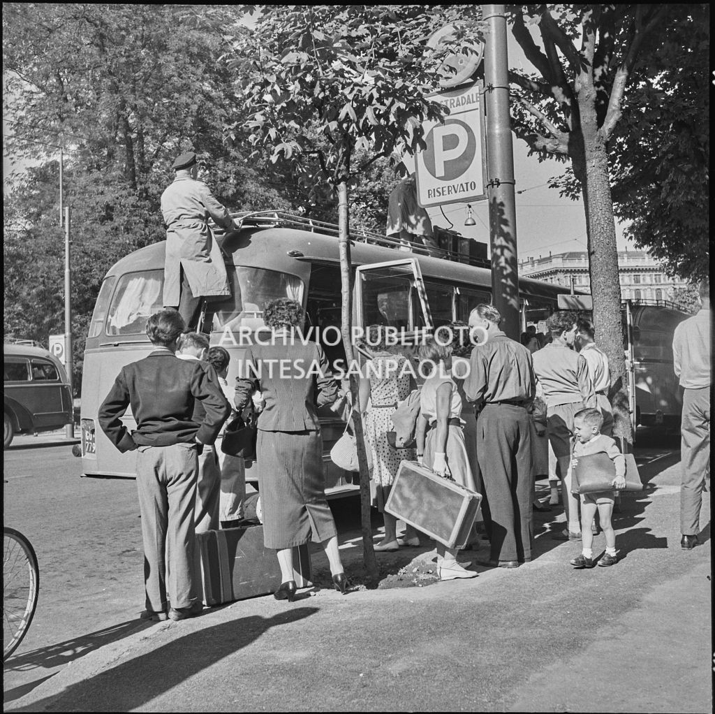 Gli autisti sistemano le valige dei passeggeri sul tetto del pullman<br>222855