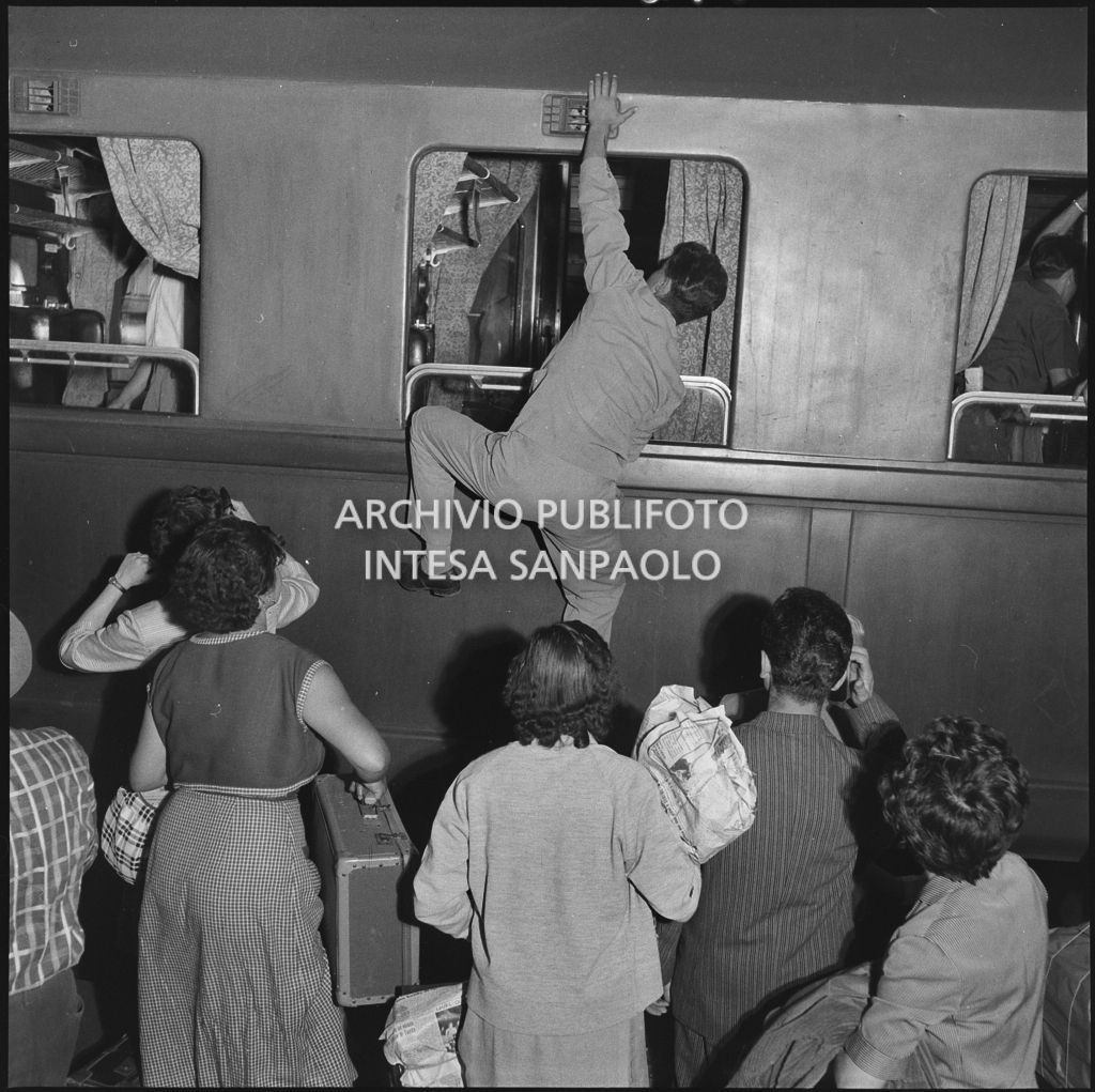Un uomo entra dal finestrino di un treno in partenza dalla stazione Centrale di Milano<br>222856