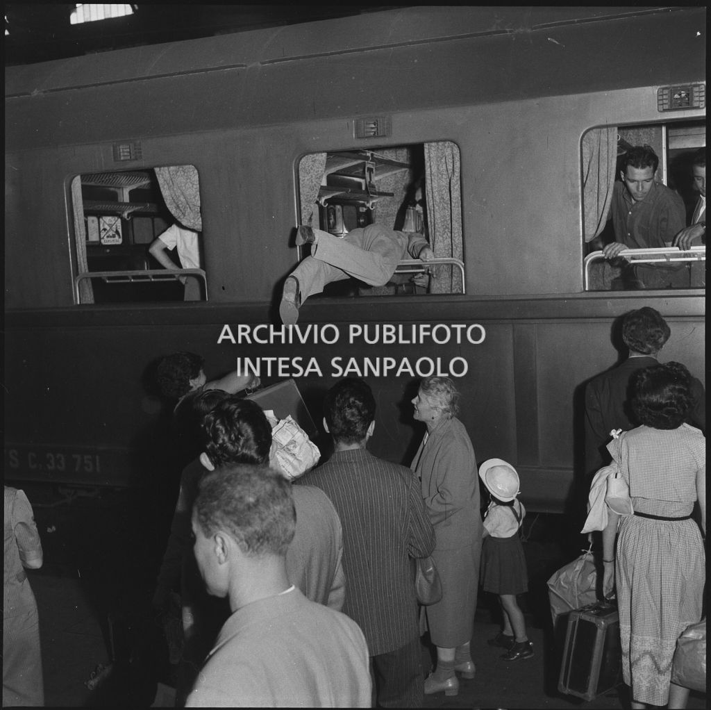 Un uomo entra dal finestrino di un treno in partenza dalla stazione Centrale di Milano<br>222858