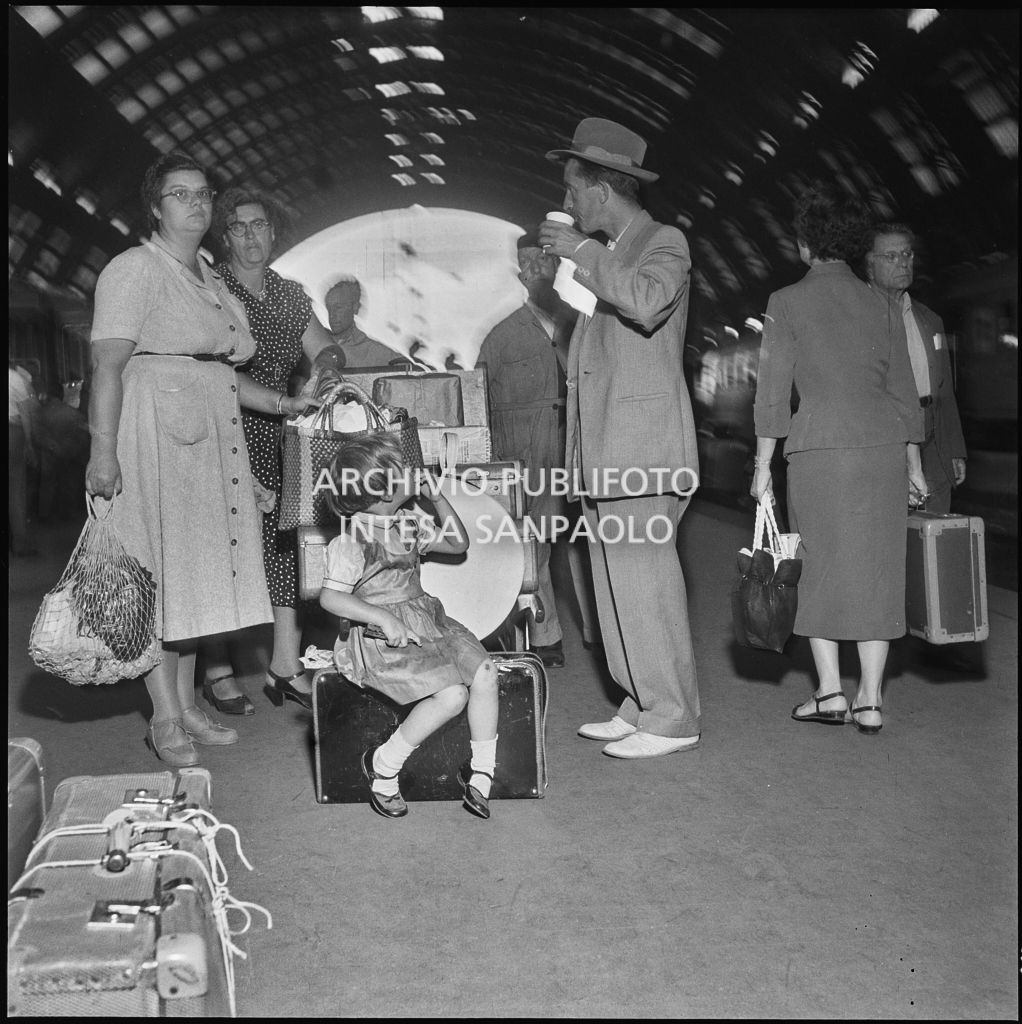Una famiglia in attesa del treno per le vacanze estive alla stazione Centrale di Milano<br>222859