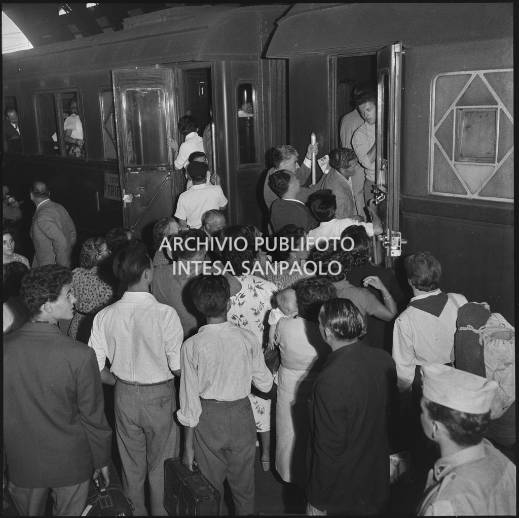 Passeggeri davanti alle porte di un treno in partenza dalla stazione Centrale di Milano<br>222861