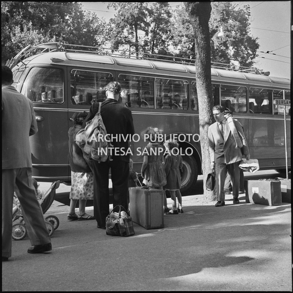 Passeggeri in attesa della partenza del pullman per le vacanze estive<br>222863