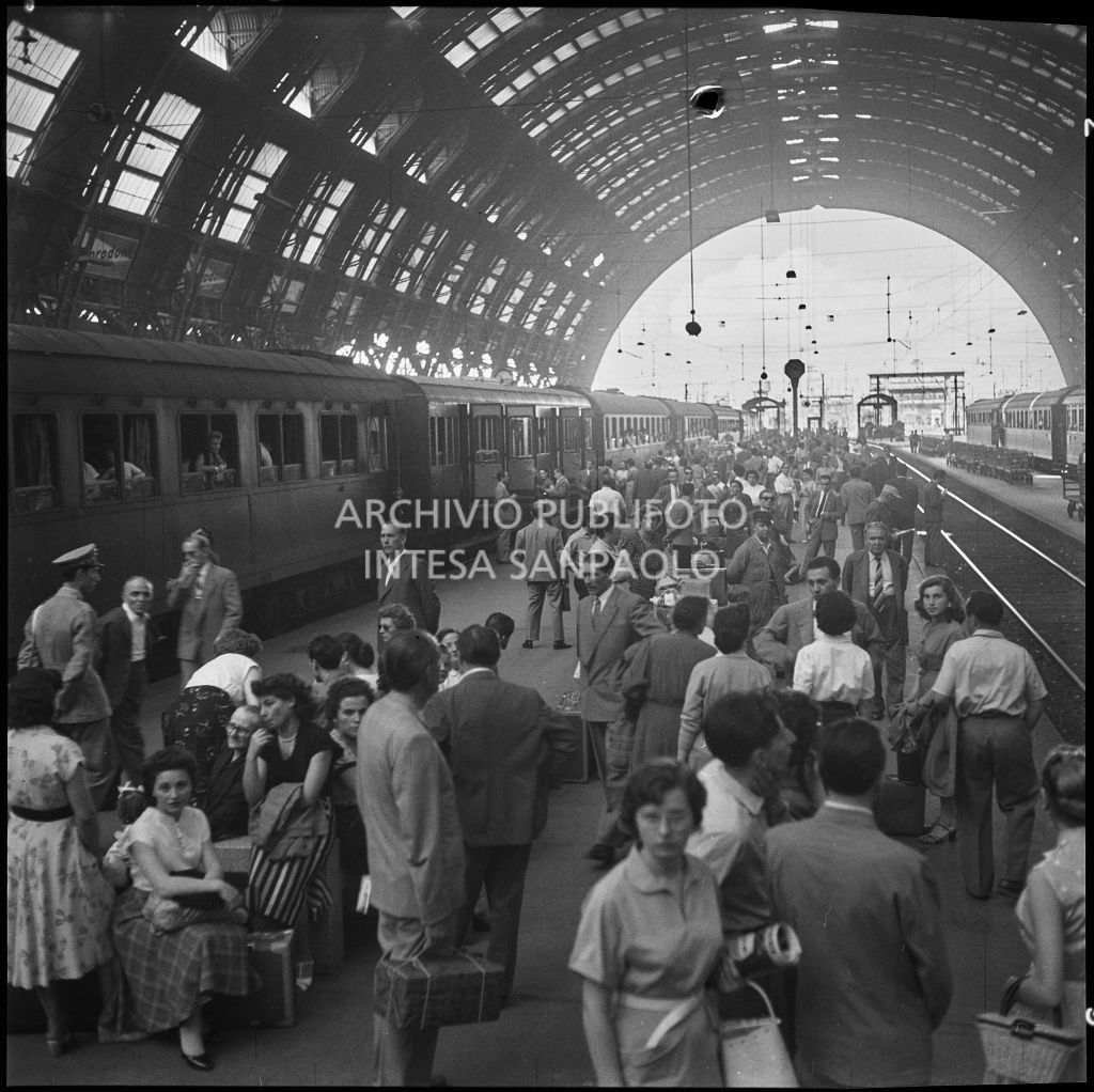 Banchina della stazione Centrale di Milano affollata di passeggeri con valige in partenza per le vacanze estive<br>222867