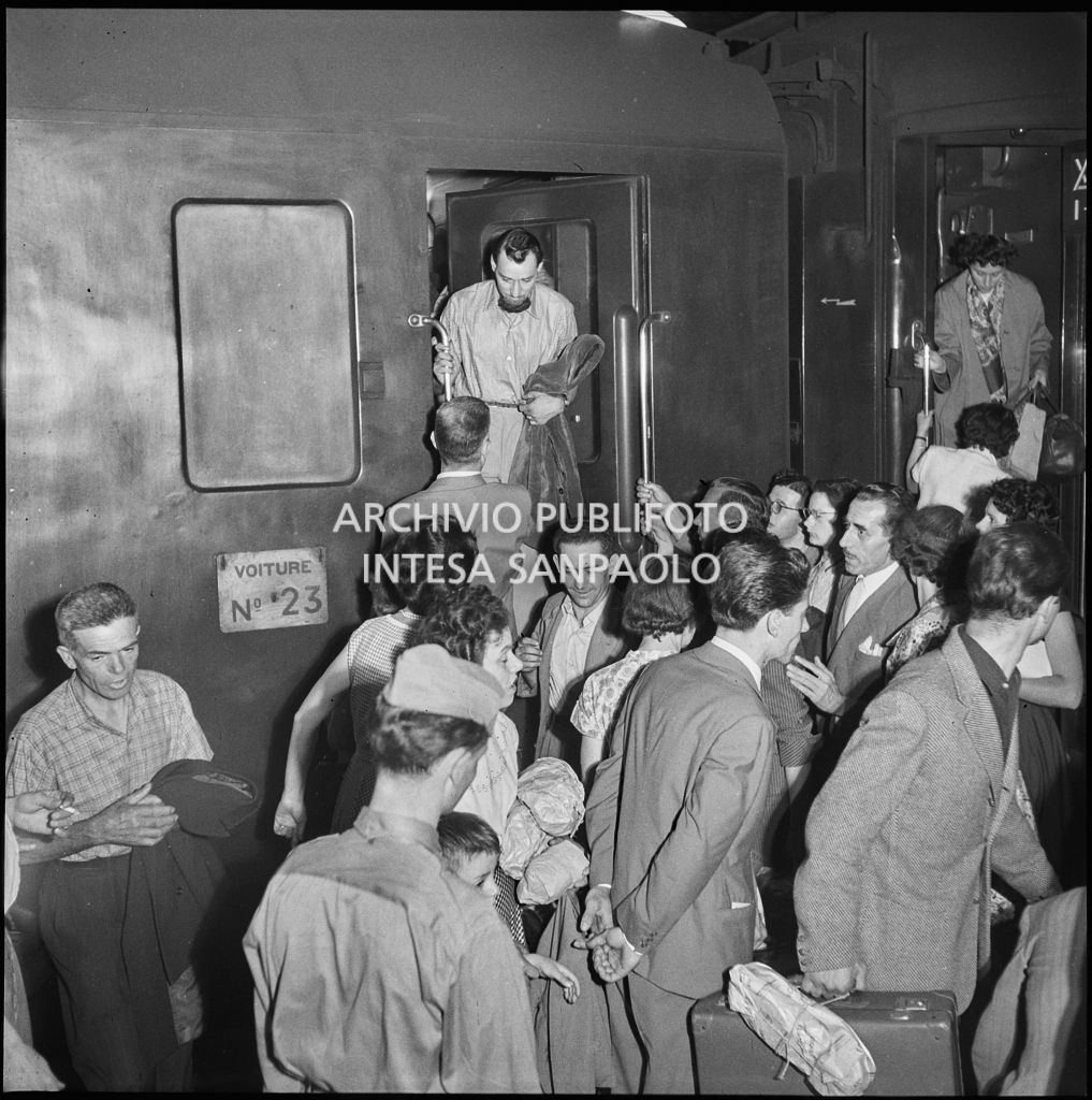 Passeggeri davanti alle porte di un treno in partenza dalla stazione Centrale di Milano<br>222871