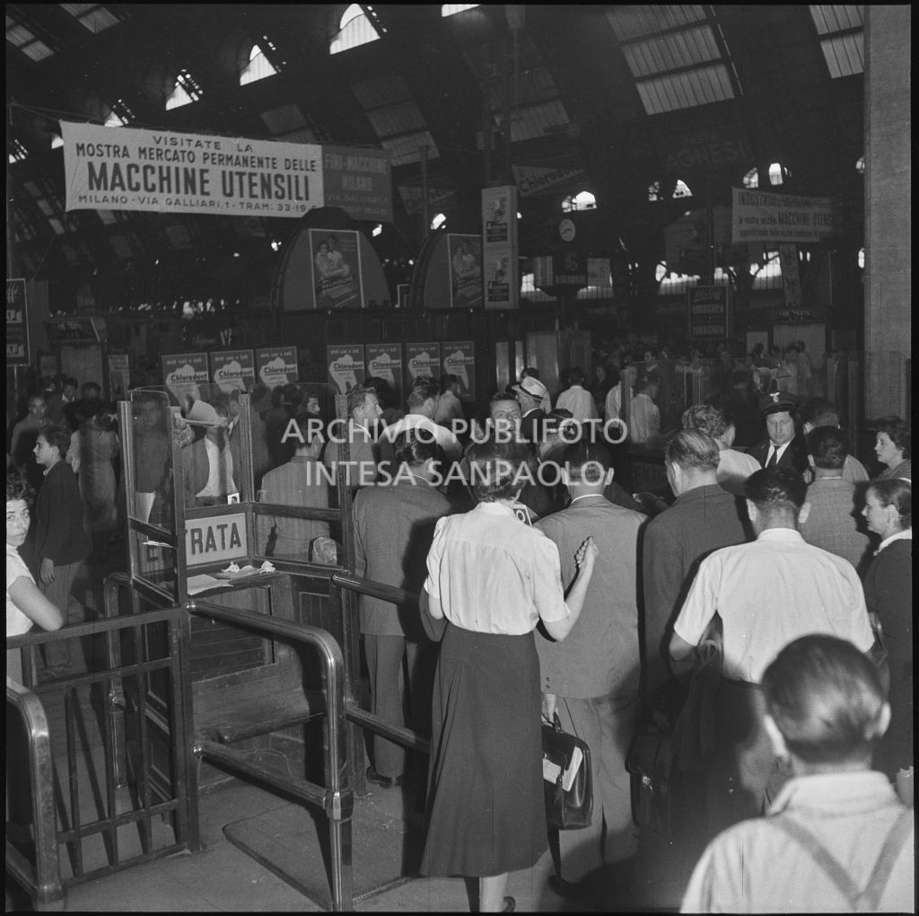 Folla al controllo biglietti della stazione Centrale di Milano in occasione delle partenze estive<br>222872
