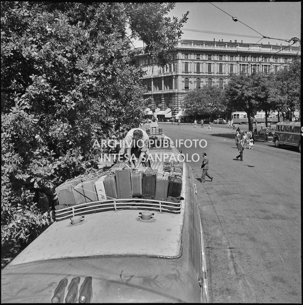 L'autista sistema le valige dei passeggeri sul tetto del pullman<br>222875