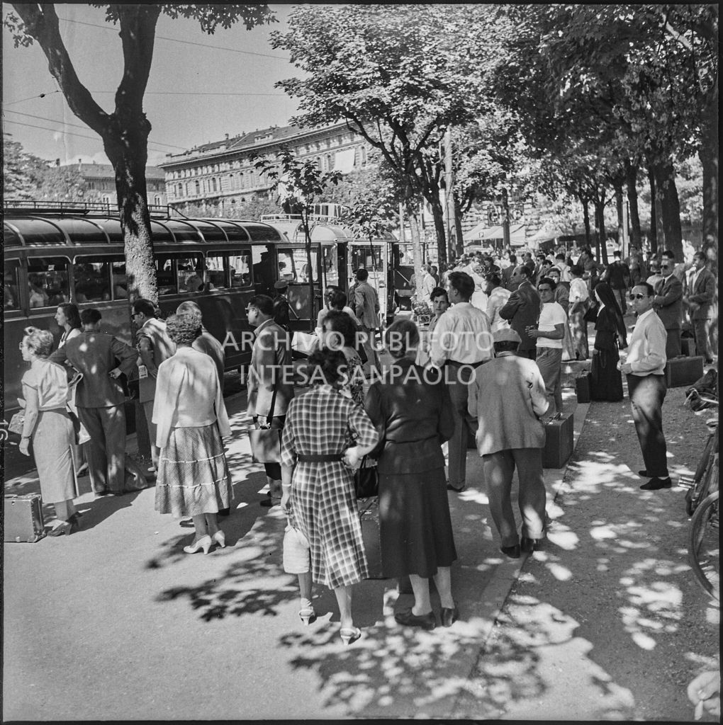 Passeggeri in attesa della partenza del pullman per le vacanze estive da piazza Castello a Milano<br>222878